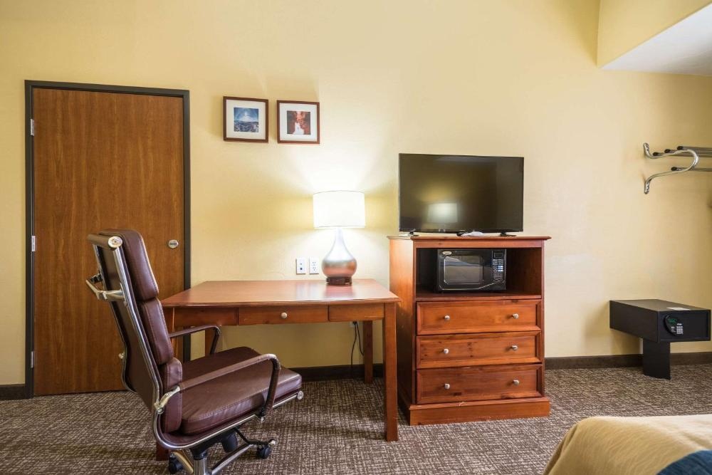 Comfort Inn & Suites Image 20