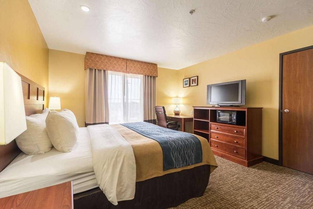 Comfort Inn & Suites Image 22
