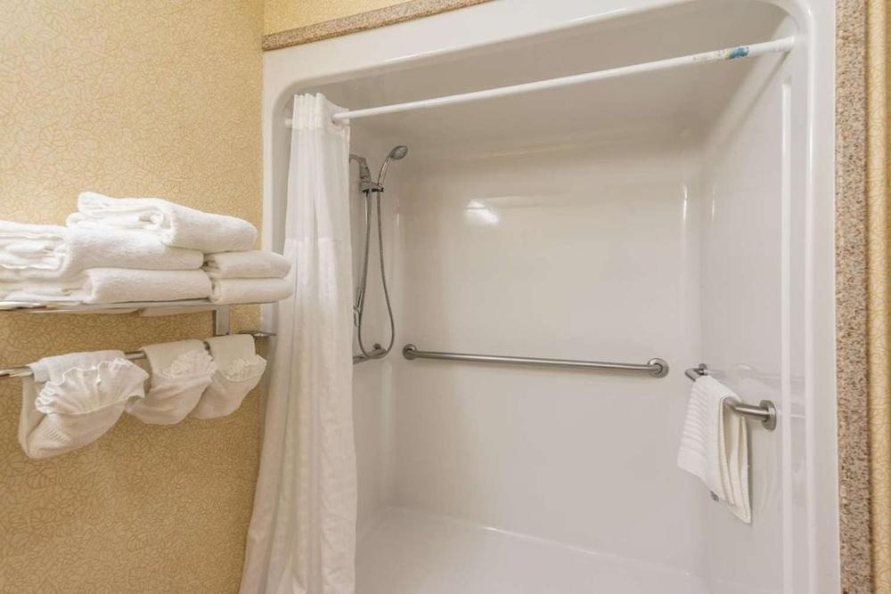 Comfort Inn & Suites Image 25