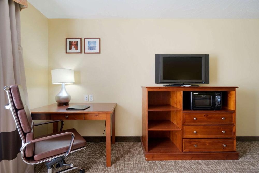 Comfort Inn & Suites Image 6
